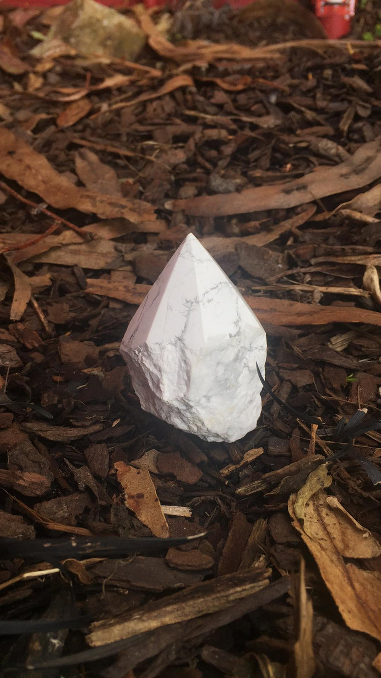 Howlite Point Cut Base