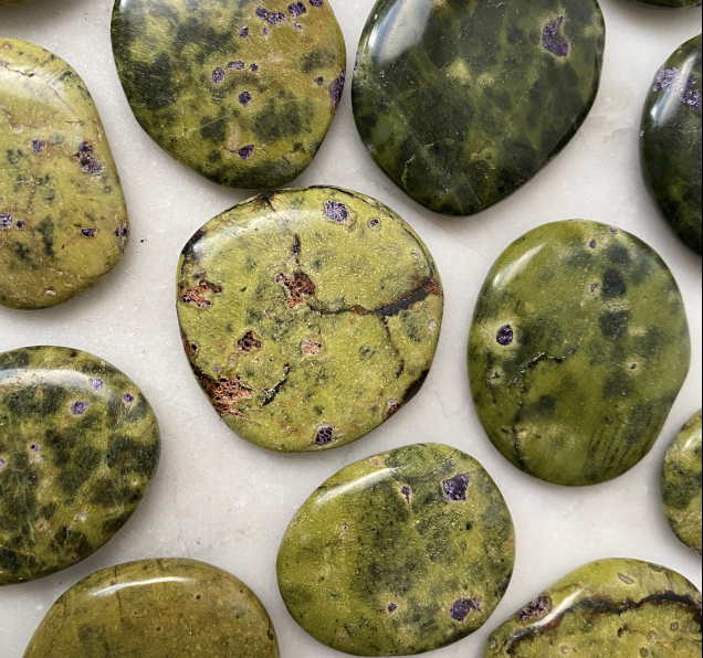 Stichtite in Serpentine Flatstone