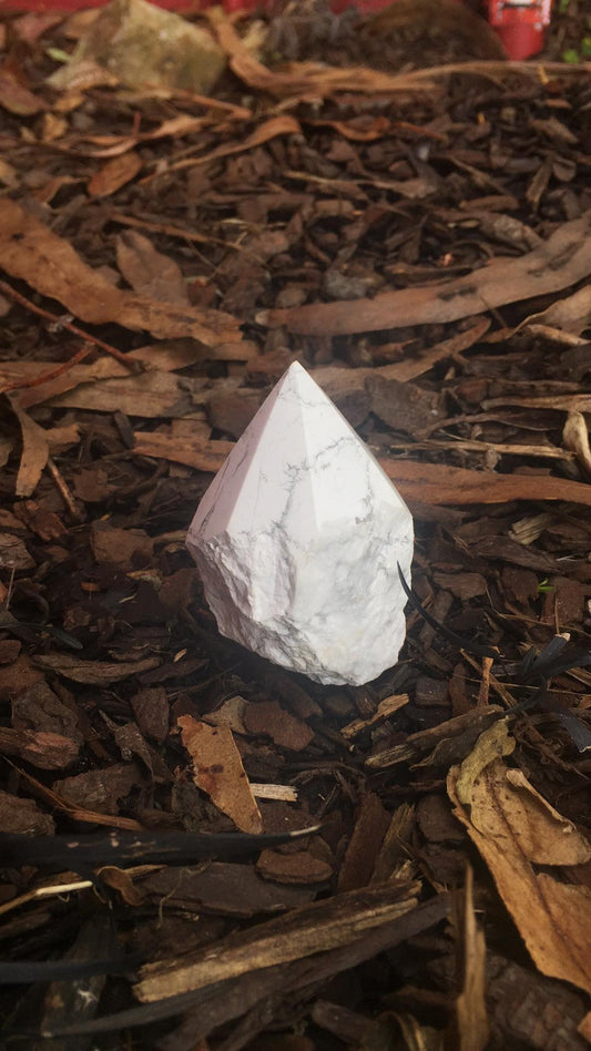 Howlite Point Cut Base